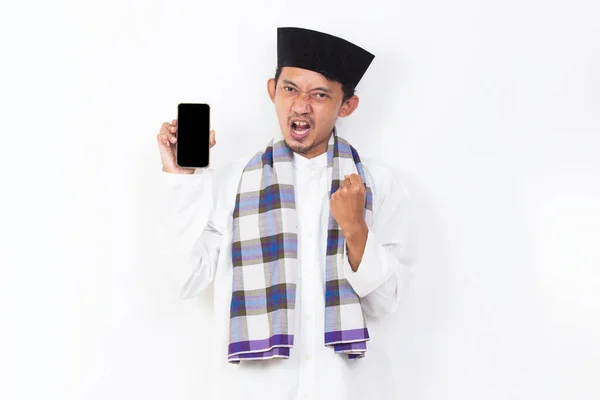 Happy Asian Muslim Man Portrait Showing Demonstrating Mobile Phone Screen — Stock fotografie