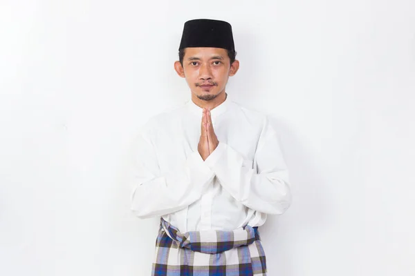 Asian Muslim Man Portrait Welcoming Guests Gretting Isolated White Background — Stock fotografie