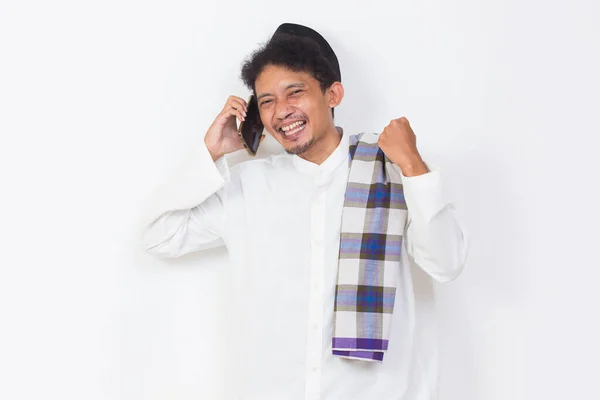 Счастливый Азиат Мусульманский Человек Портрет Помощью Мобильного Телефона Изолированы Белом — стоковое фото