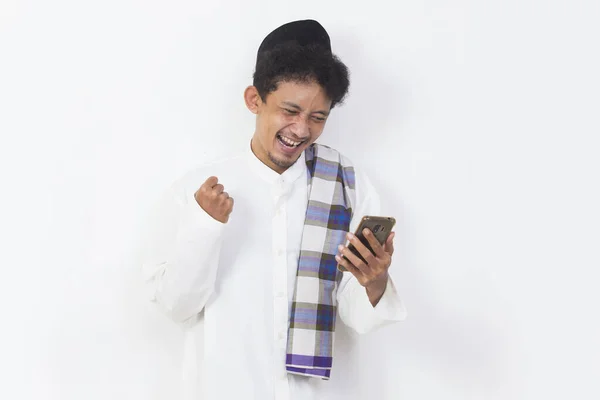 Счастливый Азиат Мусульманский Человек Портрет Помощью Мобильного Телефона Изолированы Белом — стоковое фото
