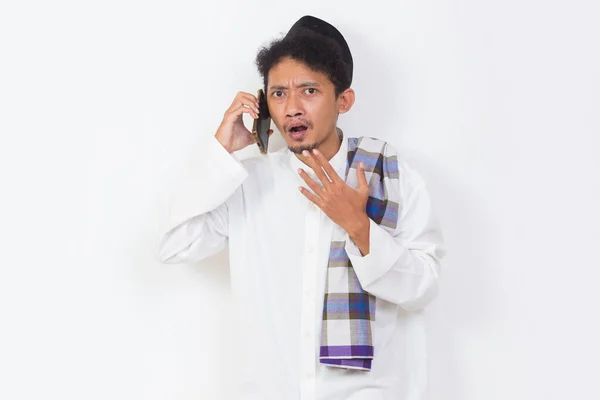 Шок Путаница Азиатского Мусульманина Помощью Мобильного Телефона Изолированы Белом Фоне — стоковое фото