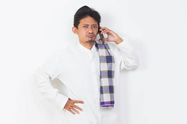 Shock Confused Asian Muslim Man Using Mobile Phone Isolated White — Stock fotografie