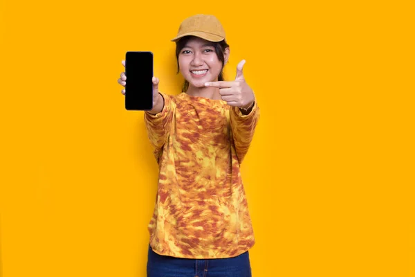 Mladá Krásná Asijská Žena Demonstrující Mobilní Telefon Izolované Žlutém Pozadí — Stock fotografie