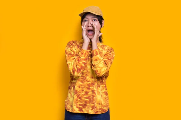 Young Asian Beautiful Woman Shouting Yelling Announcing Isolated Yellow Background — Stok fotoğraf