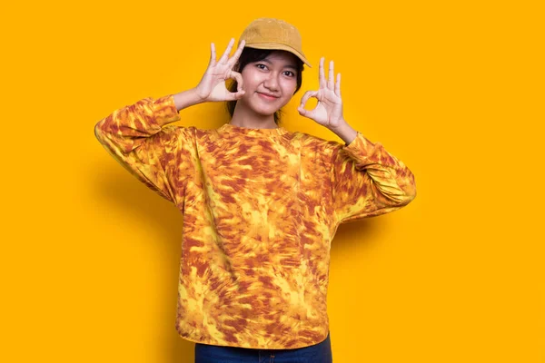 Jong Aziatisch Mooi Vrouw Met Teken Gebaar Tumb Geïsoleerd Gele — Stockfoto