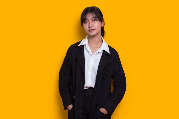 Portré Üzleti Fiatal Ázsiai Elszigetelt Sárga Háttér — Stock Fotó