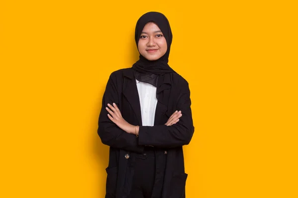 Portré Fiatal Ázsiai Muszlim Fejkendőben Elszigetelt Sárga Háttér — Stock Fotó