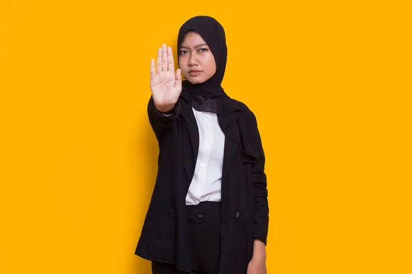 Красивая Молодая Мусульманка Рука Делает Знак Стоп Серьезным Выражением Обороны — стоковое фото