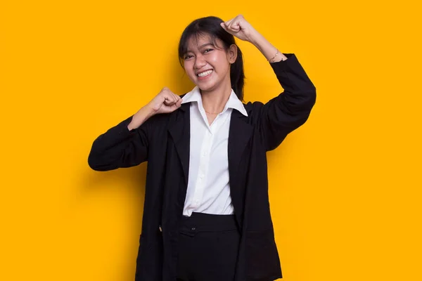 Güzel Asyalı Genç Işgüzar Kadın Mutlu Heyecanlı Zaferi Kutluyor Sarı — Stok fotoğraf
