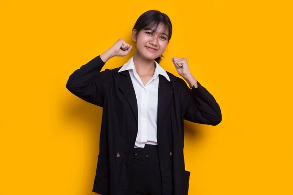 黄色の背景に大きな成功を表現した美しいアジアの若いビジネス女性幸せと興奮勝利を祝う — ストック写真