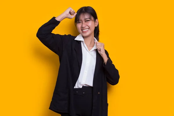 Güzel Asyalı Genç Işgüzar Kadın Mutlu Heyecanlı Zaferi Kutluyor Sarı — Stok fotoğraf