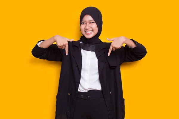 Boldog Fiatal Ázsiai Muszlim Mutató Ujjaival Különböző Irányokba Elszigetelt Sárga — Stock Fotó