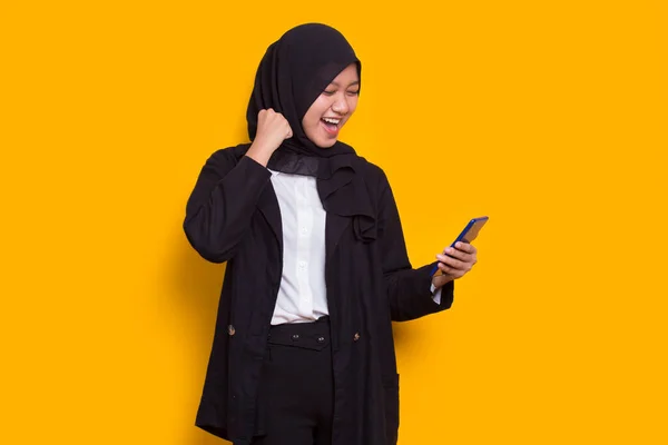 Boldog Fiatal Ázsiai Gyönyörű Muszlim Segítségével Mobiltelefon Elszigetelt Sárga Háttér — Stock Fotó