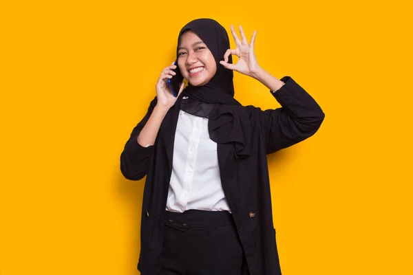 Happy Young Asian Beautiful Muslim Woman Using Mobile Phone Isolated — Stock Photo, Image