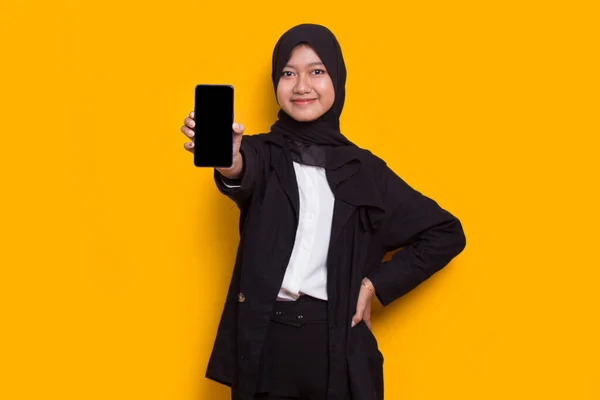 Junge Schöne Asiatische Muslimische Geschäftsfrau Demonstriert Handy Isoliert Auf Gelbem — Stockfoto