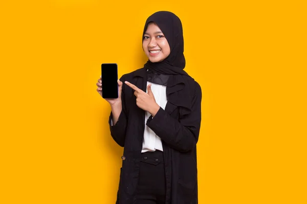 Ung Vacker Asiatisk Muslimsk Affärskvinna Demonstrera Mobiltelefon Isolerad Gul Bakgrund — Stockfoto