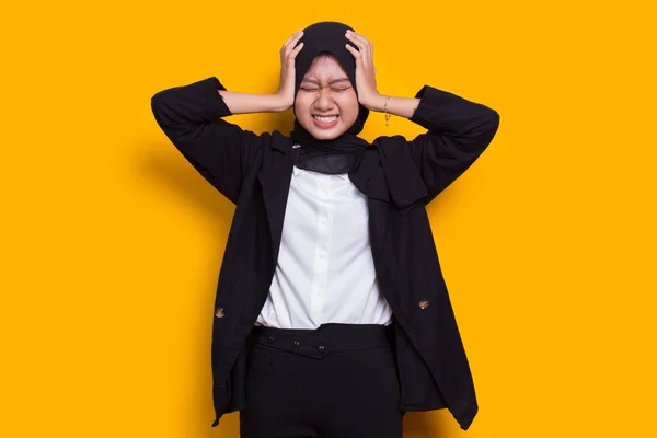 Sarı Arka Planda Başı Ağrıyan Hasta Asyalı Müslüman Kadını — Stok fotoğraf