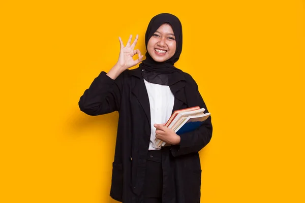 Bela Asiático Muçulmano Negócios Mulher Abraço Livro Isolado Amarelo Fundo — Fotografia de Stock