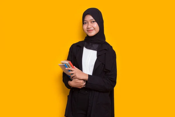 Bela Asiático Muçulmano Negócios Mulher Abraço Livro Isolado Amarelo Fundo — Fotografia de Stock