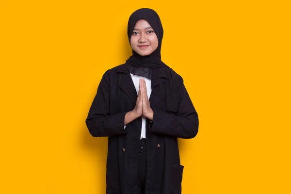 Wanita Muslim Asia Muda Yang Cantik Menunjukkan Salam Selamat Datang — Stok Foto