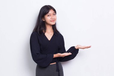 Beyaz arka planda izole edilmiş farklı yönleri gösteren mutlu Asyalı kadın.