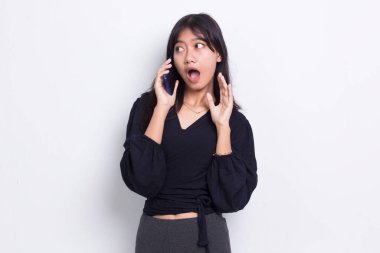 Mutlu genç Asyalı güzel kadın beyaz arka planda izole cep telefonu kullanıyor.