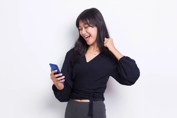 快乐的年轻亚洲美女用白色背景的手机隔离 — 图库照片