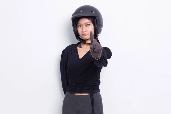 美丽的亚洲女人 头戴摩托车头盔 张开手做停止手势 表情严肃 防卫姿势与白色背景隔离 — 图库照片