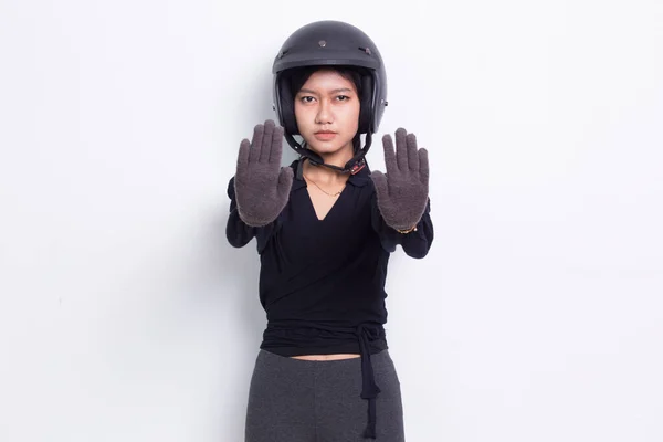 Hermosa Mujer Asiática Con Casco Motocicleta Mano Abierta Haciendo Señal —  Fotos de Stock