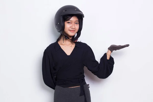 Hermosa Mujer Asiática Con Casco Motocicleta Señalando Con Los Dedos —  Fotos de Stock