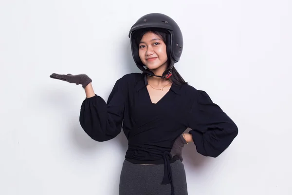 Hermosa Mujer Asiática Con Casco Motocicleta Señalando Con Los Dedos —  Fotos de Stock