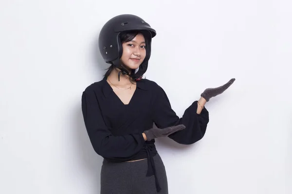 Motosiklet Kaskı Takan Güzel Asyalı Kadın Beyaz Arka Planda Izole — Stok fotoğraf