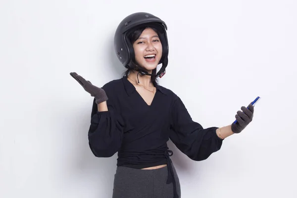 Όμορφη Ασιατική Γυναίκα Κράνος Μοτοσικλέτας Χρησιμοποιώντας Κινητό Τηλέφωνο Απομονώνονται Λευκό — Φωτογραφία Αρχείου