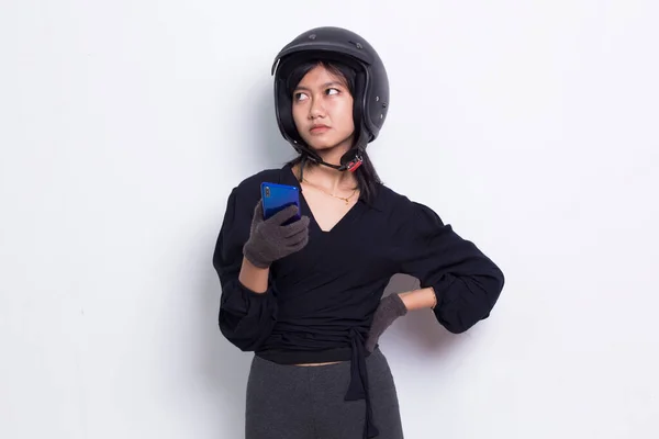 Τρελή Ασιατική Γυναίκα Κράνος Μοτοσικλέτας Χρησιμοποιώντας Κινητό Τηλέφωνο Απομονώνονται Λευκό — Φωτογραφία Αρχείου