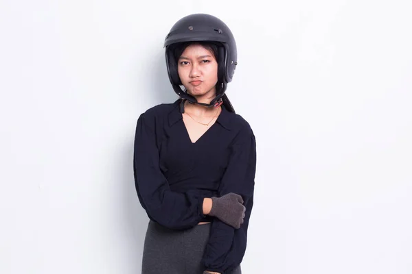 Beyaz Arka Planda Motosiklet Kasklı Üzgün Asyalı Kadın — Stok fotoğraf