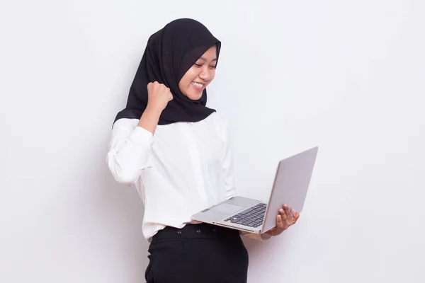 Wanita Hijab Muslim Asia Menggunakan Laptopnya Yang Diisolasi Dengan Latar — Stok Foto