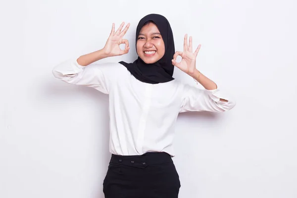 Young Asian Beautiful Muslim Business Woman Sign Gesture Tumb Isolated — Stock Photo, Image
