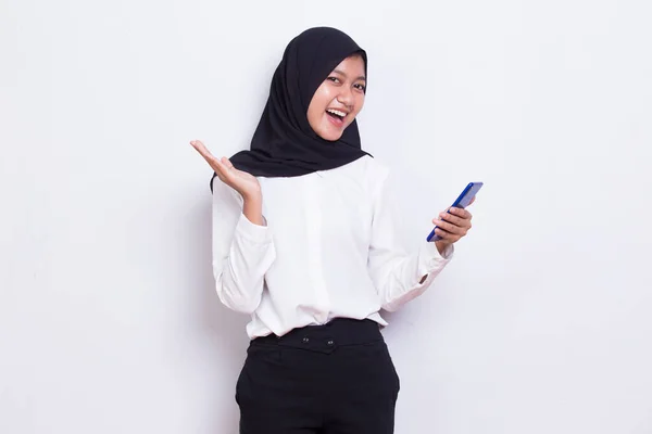Ευτυχισμένη Νεαρή Ασιατική Όμορφη Μουσουλμάνα Γυναίκα Χρησιμοποιώντας Κινητό Τηλέφωνο Απομονώνονται — Φωτογραφία Αρχείου
