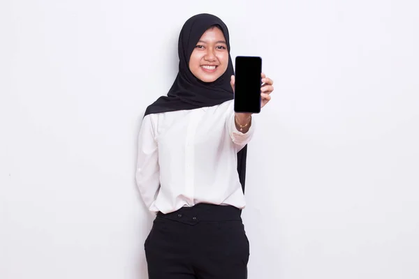 Joven Asiático Musulmán Negocios Mujer Demostrando Móvil Celular Aislado Blanco —  Fotos de Stock