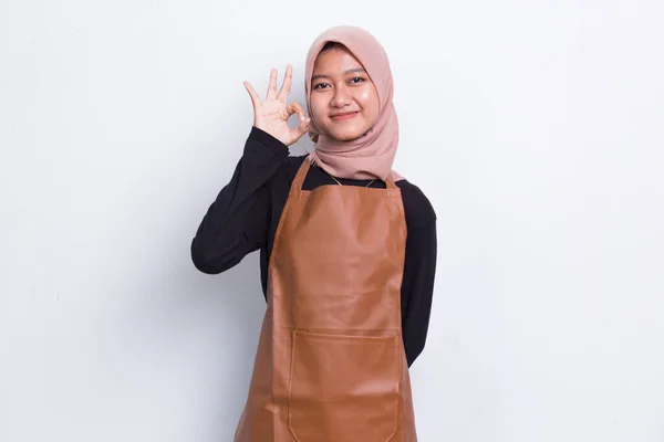 Asiatische Muslimische Frau Barista Kellnerin Trägt Schürze Mit Zeichen Geste — Stockfoto