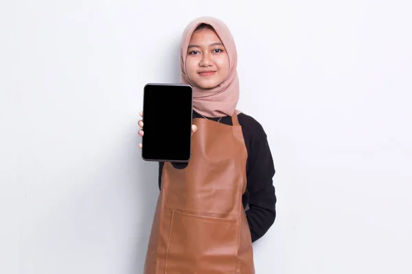 Azjatycki Muzułmanin Barista Kelnerka Demonstruje Telefon Komórkowy Białym Tle — Zdjęcie stockowe