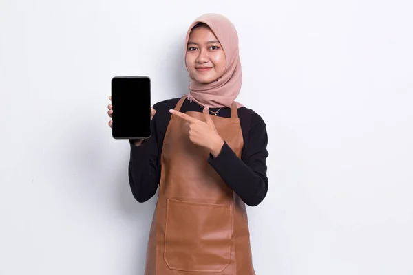 Muslim Asiático Camarera Barista Demostrando Teléfono Celular Móvil Sobre Fondo —  Fotos de Stock