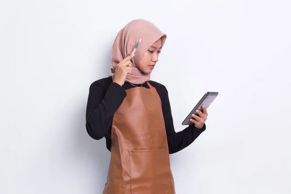 Joven Mujer Musulmana Asiática Camarera Camarera Usando Teléfono Inteligente Móvil —  Fotos de Stock