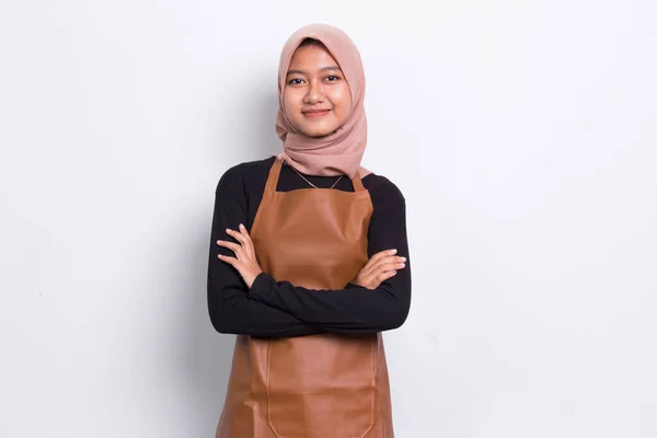 Wanita Muslim Asia Pelayan Barista Mengenakan Celemek Latar Belakang Putih — Stok Foto