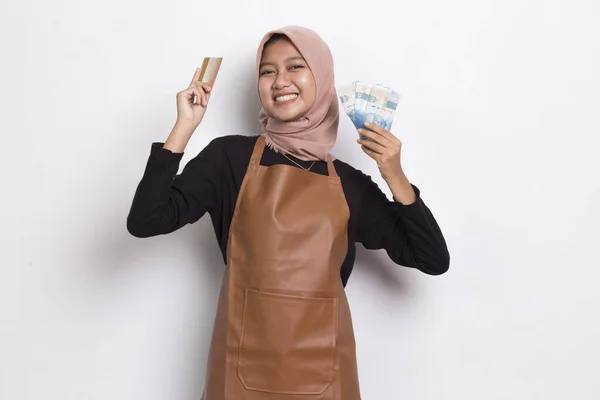 Asiático Musulmán Mujer Barista Camarera Mostrando Dinero Holding Tarjeta Crédito —  Fotos de Stock
