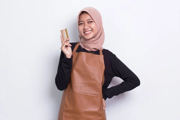 Aziatische Moslim Vrouw Barista Serveerster Holding Credit Card Geïsoleerd Witte — Stockfoto