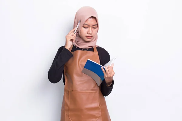 Aziatische Moslim Vrouw Barista Serveerster Nota Boek Denken Idee Geïsoleerd — Stockfoto