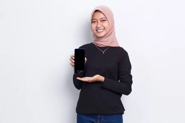 Νεαρή Όμορφη Ασιατική Μουσουλμάνα Γυναίκα Επιδεικνύοντας Κινητό Τηλέφωνο Απομονωμένο Λευκό — Φωτογραφία Αρχείου