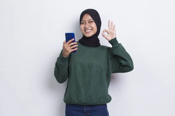 Szczęśliwy Młody Azji Piękny Muzułmanin Kobieta Pomocą Telefon Komórkowy Odizolowany — Zdjęcie stockowe