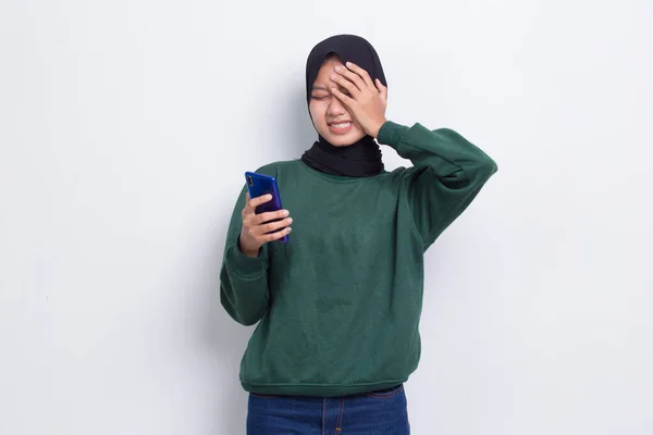 Τρελή Νεαρή Ασιατική Όμορφη Μουσουλμάνα Γυναίκα Χρησιμοποιώντας Κινητό Τηλέφωνο Απομονώνονται — Φωτογραφία Αρχείου